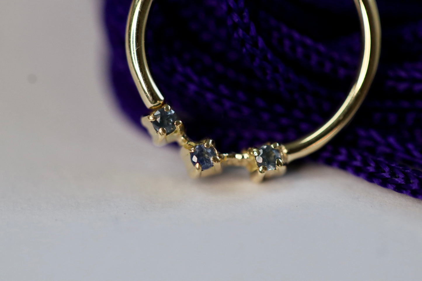 14K Seamless con tres zafiros de Kiwi Jewelry